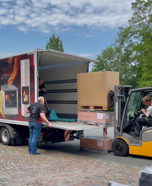 der Lkw wird beladen der Lkw wird beladen